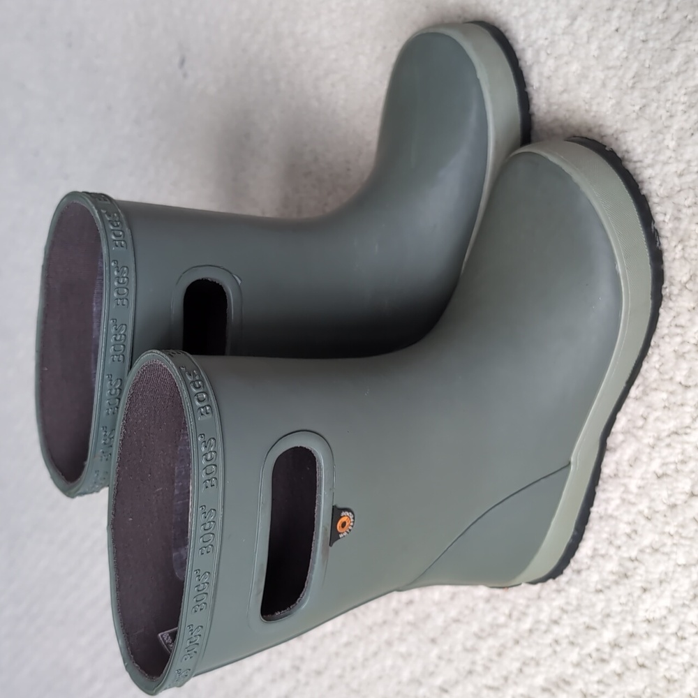 Bogs rain boots kids size 11, grey
